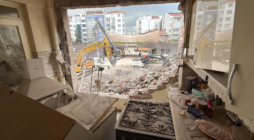 Yıkım sırasında evin duvarı çöktü - Resim : 1