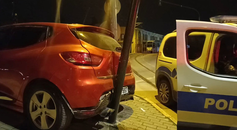 Uygulamadan ka&ccedil;arken trafik lambasına &ccedil;arptı. Alkoll&uuml; s&uuml;r&uuml;c&uuml;ye 420 bin TL ceza - Resim : 1
