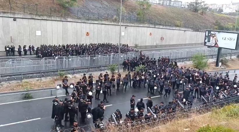 Gözler CHP İstanbul'da: Barikat büyüdü, bekleyiş sürüyor - Resim : 1