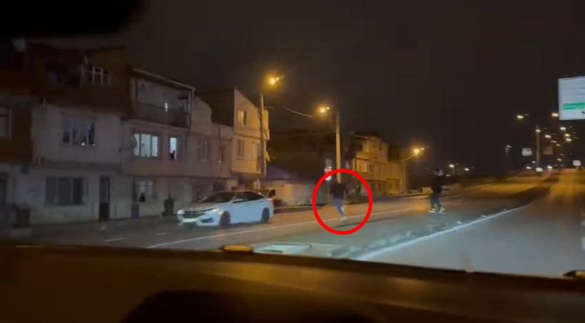 Gasbettiği taksiyle üç araca çarptı, refüje çıkınca yaya kaçtı - Resim : 1