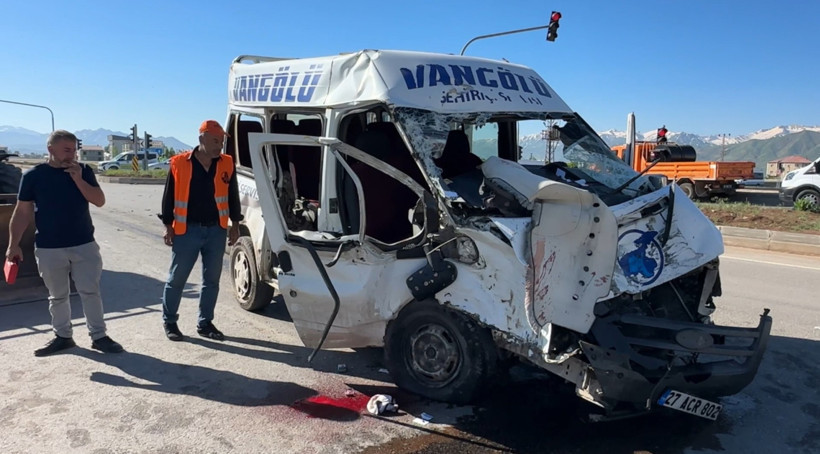 Yüksekova'da yolcu minibüsü ile kamyon çarpıştı: 3 ölü, 2 yaralı - Resim : 2