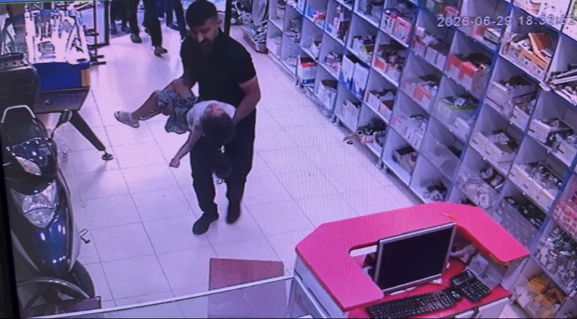 4 yaşındaki çocuk metrelerce sürüklendi: Anne olay yerinde gözyaşlarına boğuldu - Resim : 3