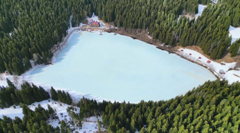 Kalp şeklindeki Karagöl, kışın son günlerinde kartpostallık görüntüler sunuyor - Resim: 5