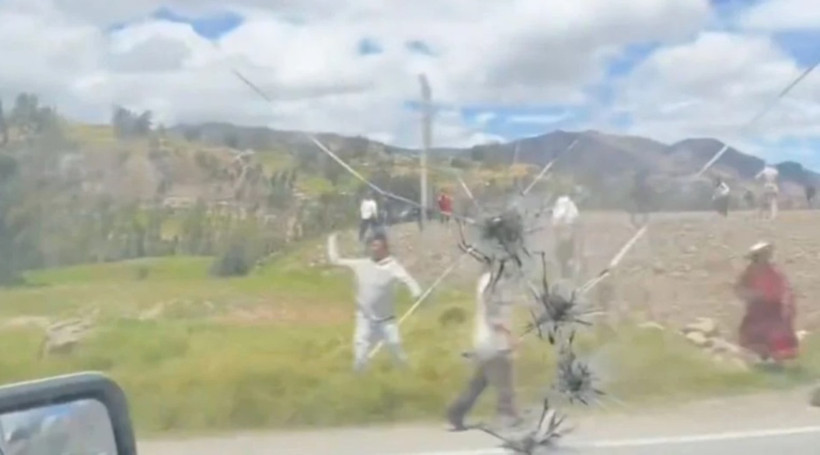 Tansiyon yüksek: Devlet Başkanı'nın aracına saldırı - Resim : 1