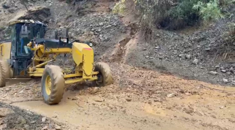 Batman’da yollar göçtü: 25 köy ve 30 mezra ulaşıma kapandı - Resim : 2