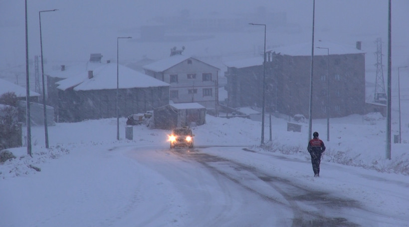Kar kalınlığı yarım metreyi aştı, yollar kapandı - Resim : 2