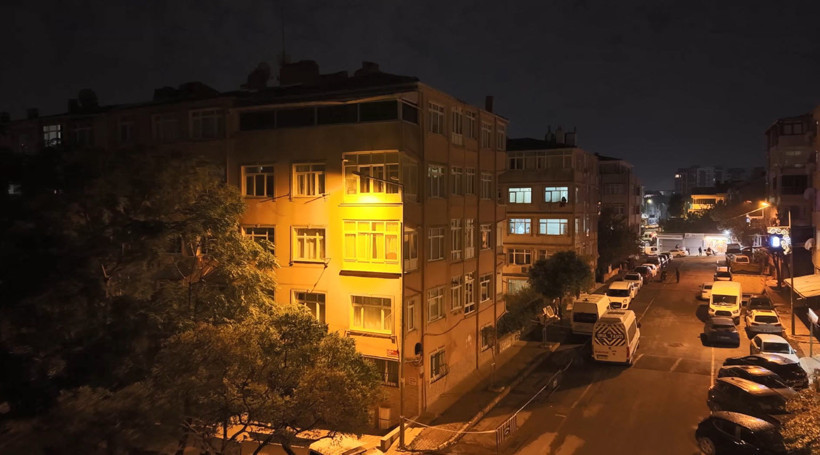 Ey&uuml;psultan'da kolonlarından ses gelen 5 katlı bina tahliye edildi - Resim : 2