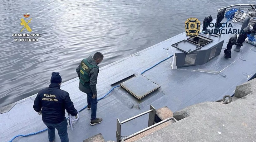 Uyuşturucu kaçakçıları el yapımı denizaltıda yakalandılar - Resim: 5