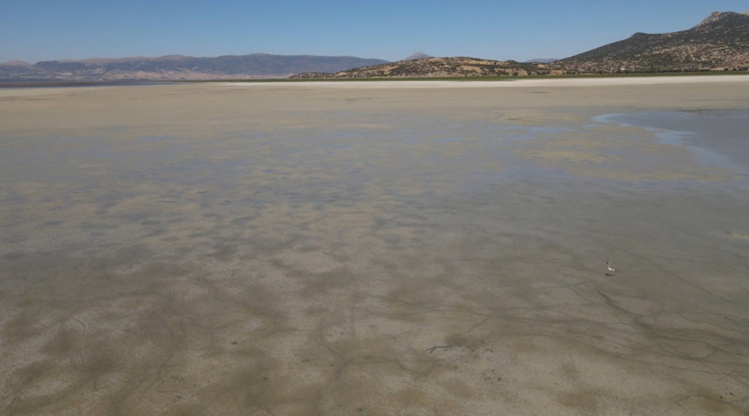 Türkiye’nin 4. büyük gölü ikiye bölündü: Su 16 metreden 3 metreye düştü - Resim : 1