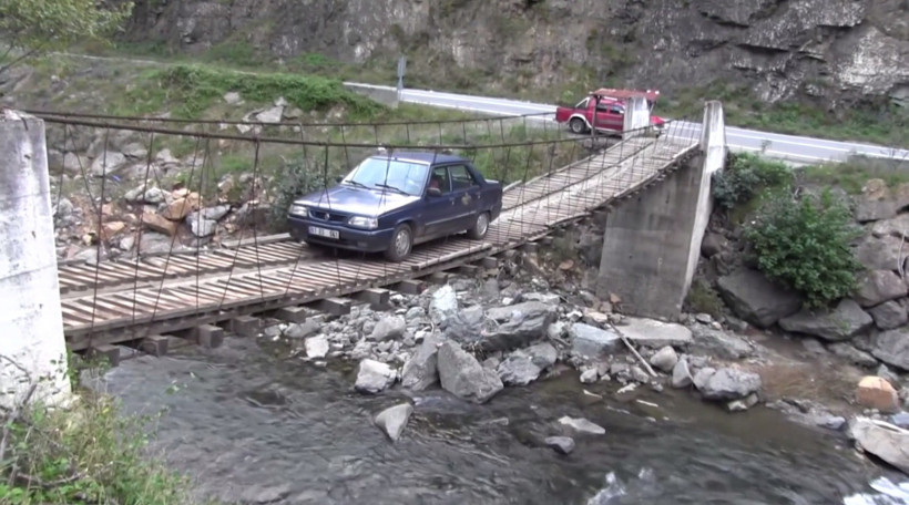 Asma köprüye demir kapı ve kilit: Gurbetçinin önlemi dikkat çekti - Resim : 1