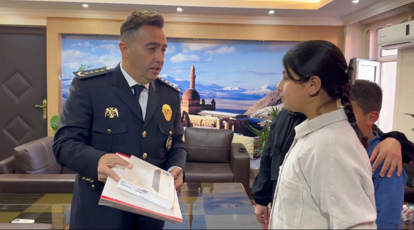 Minik Asmin'den duygulandıran hareket - Resim : 1