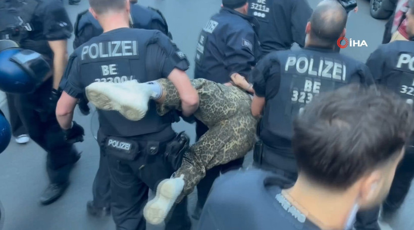 Berlin'deki Filistin gösterisinde polisten sert müdahale - Resim : 2