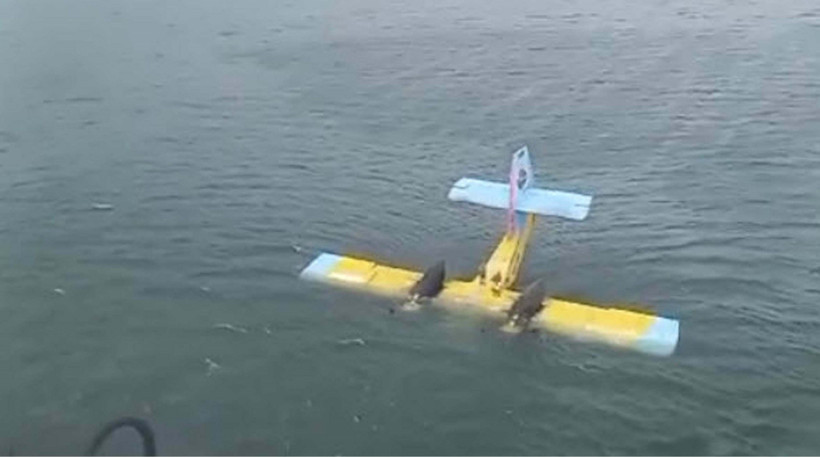 Yangın söndürme uçağı çocuklara oyuncak oldu - Resim : 1