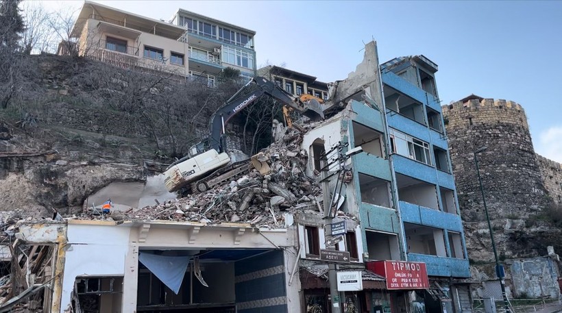 Yıkım sahası açık hava sinemasına döndü: Uzaklardan gelip iftara kadar izliyorlar - Resim : 1