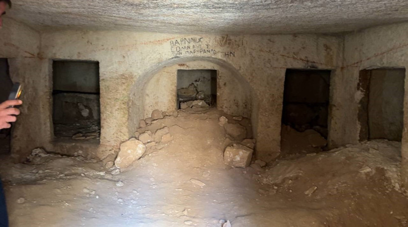 Fıstık tarlasından binlerce yıllık kaya mezarı çıktı - Resim : 2