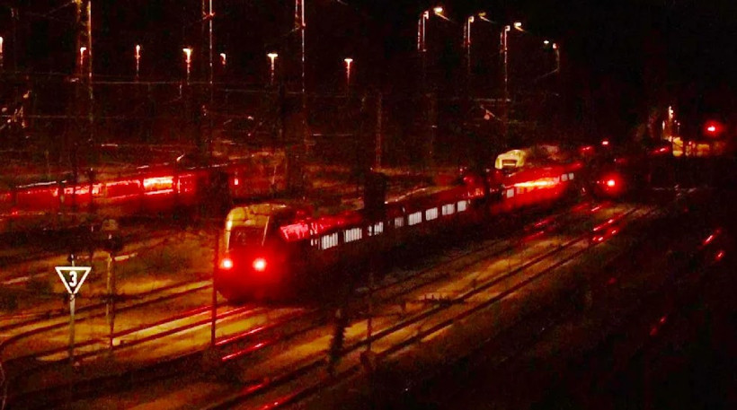 Schalke ve Dortmund taraftarları Almanya'yı karıştırdı: Gözaltılar var, tren seferi gecikti - Resim : 1