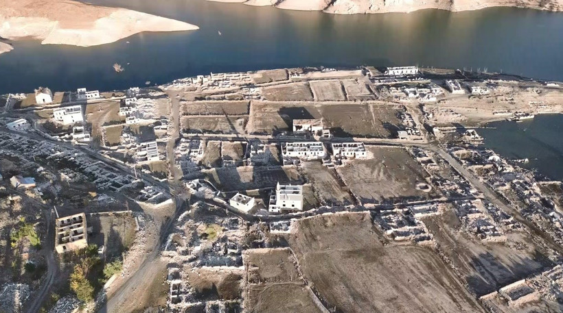 Baraj suları çekildi, eski köy tamamen ortaya çıktı - Resim : 2
