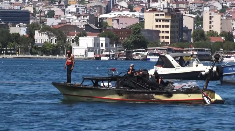 İstanbul'da yanan tekneden denize atlayarak kaçtılar - Resim : 1