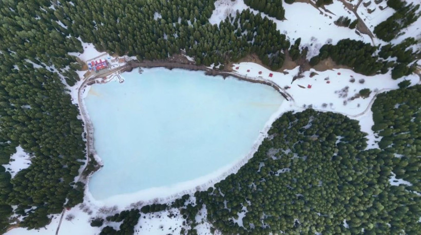 Kalp şeklindeki Karagöl, kışın son günlerinde kartpostallık görüntüler sunuyor - Resim: 6