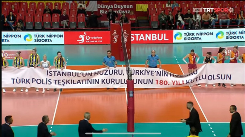 İlkin Aydın polis pankartını tutmadı: Boykota destek vermişti - Resim : 1