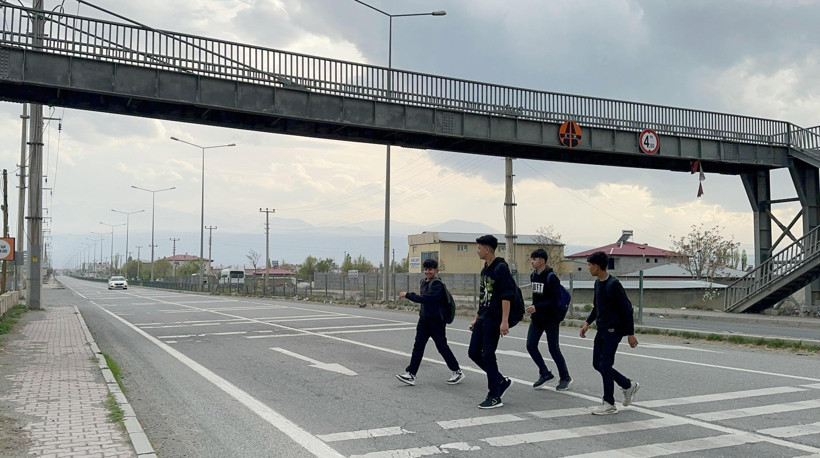Üst geçit boş, yol dolu: Her gün ölüme davetiye çıkarıyorlar - Resim : 2