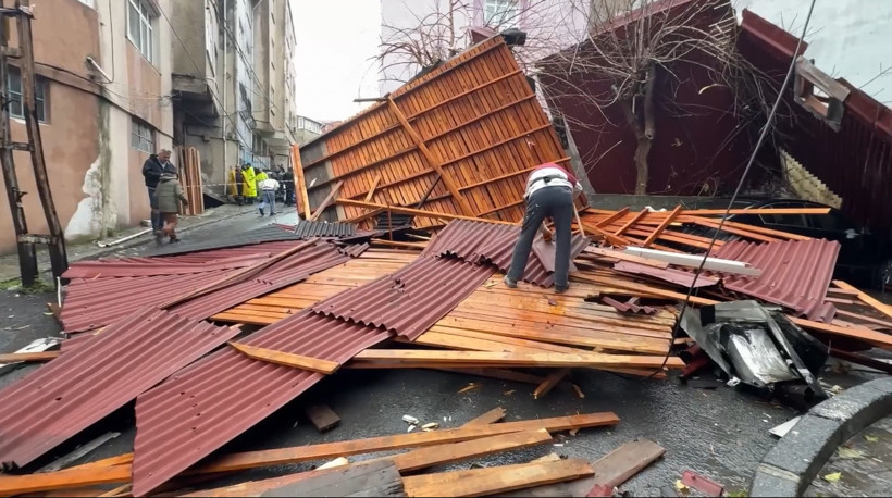İstanbul’da fırtına dehşeti: Uçan çatılardan koşarak kurtuldu - Resim : 2