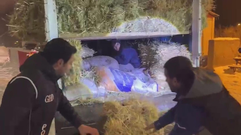 Kars’ta saman balyalarının arasından 3 kaçak göçmen çıktı - Resim : 1