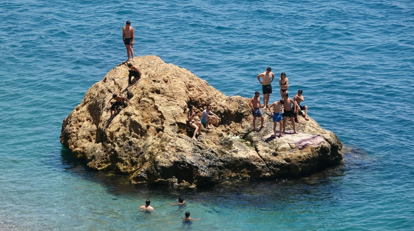 Antalya'da sıcaklık 38 dereceyi gördü: Sahiller dolup taştı - Resim : 1