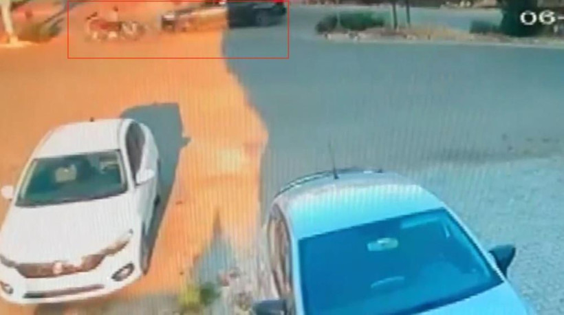Motosiklet sürücüsü otomobile çarpıp karşı şeritteki aracın altında can verdi - Resim : 1
