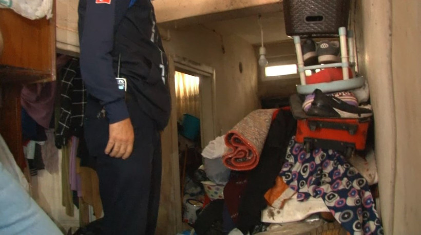 Evde adım atacak yer kalmamıştı: 4 ton çöp çıktı - Resim : 2