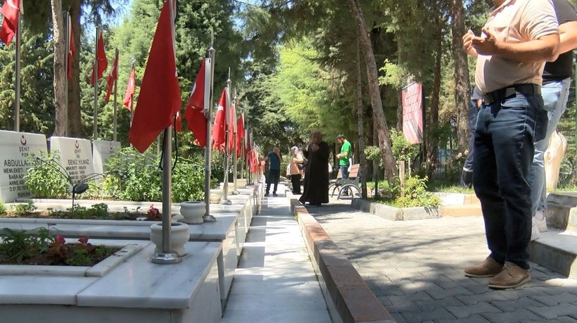Şehitliklerde arife günü yoğunluğu - Resim: 6