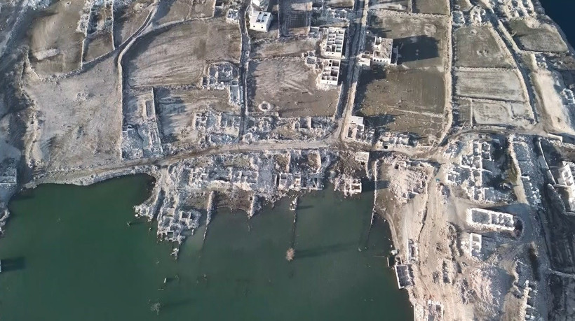 Baraj suları çekildi, eski köy tamamen ortaya çıktı - Resim : 3