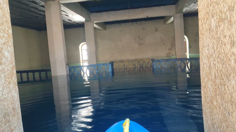 Baraj altında kalan cami yıllar sonra ortaya çıktı! İçine kanoyla girdi - Resim : 2