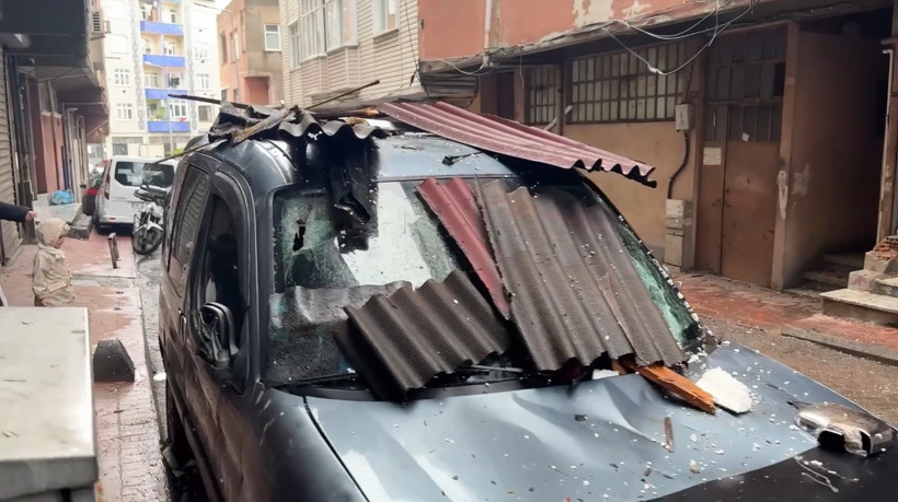 İstanbul’da fırtına dehşeti: Uçan çatılardan koşarak kurtuldu - Resim : 3