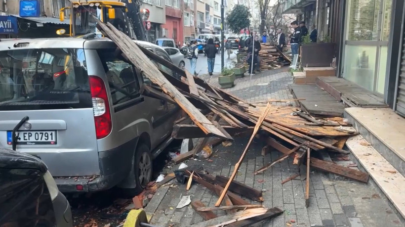 İstanbul’da fırtına dehşeti: Uçan çatılardan koşarak kurtuldu - Resim : 4