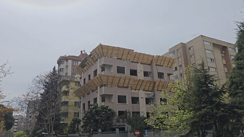 Kepçeyle beşinci kattan düştü - Resim : 1