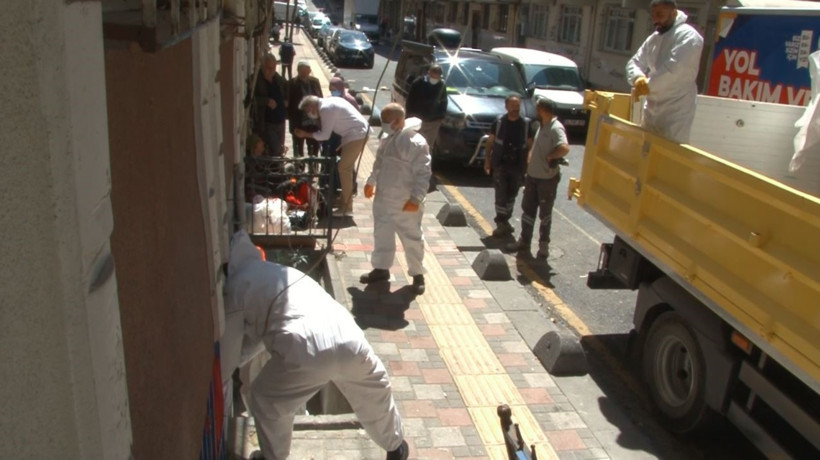 Evde adım atacak yer kalmamıştı: 4 ton çöp çıktı - Resim : 1