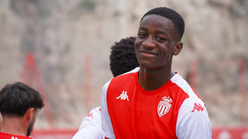 Yürekleri ağza getirdi: Maç sırasında fenalaşıp yere yığıldı - Resim : 1