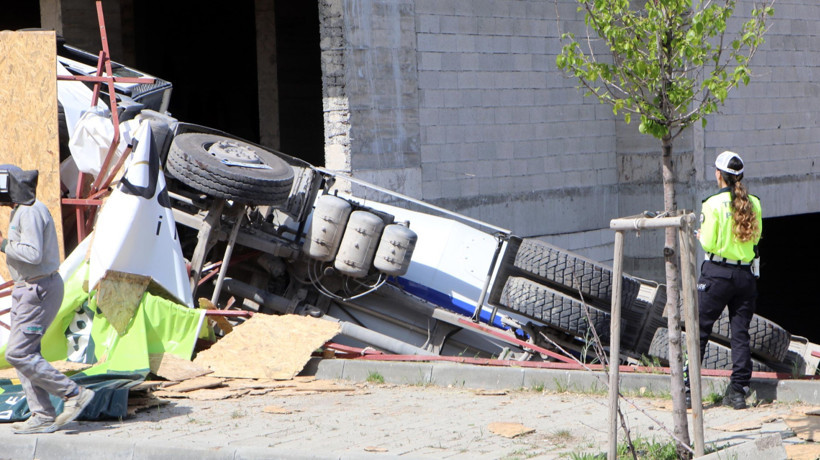 Kontrolden çıkan beton mikseri onlarca aracı biçti - Resim : 3