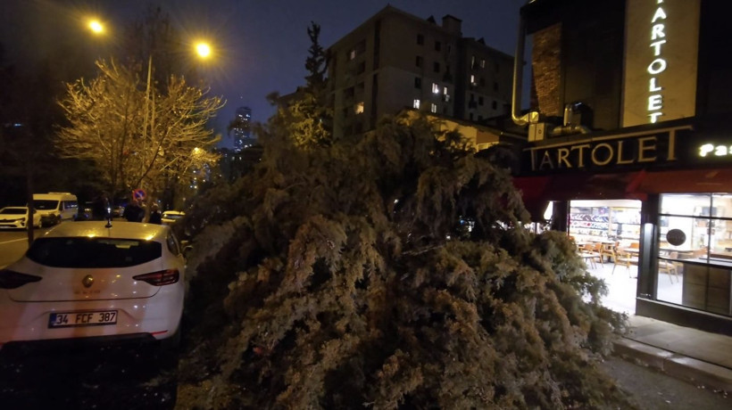 İstanbul'da fırtına: 15 katlı binanın dış cephesi uçtu - Resim: 18
