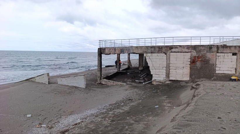 Karadeniz 100 metre taştı, villalar çöktü - Resim: 9