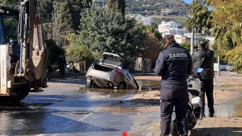 Yol çöktü, şoför aracıyla çukura düştü - Resim: 1