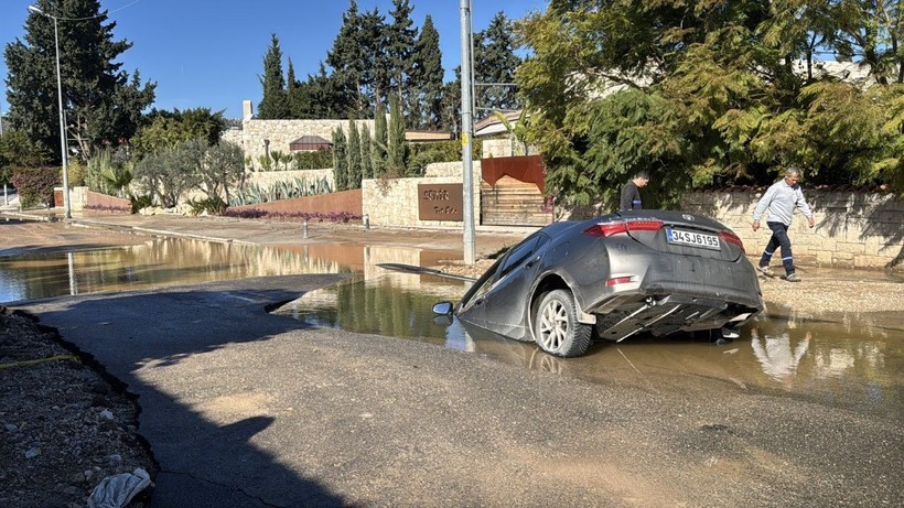 Yol çöktü, şoför aracıyla çukura düştü - Resim: 2