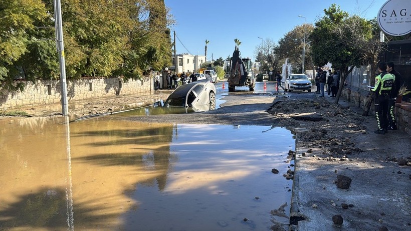 Yol çöktü, şoför aracıyla çukura düştü - Resim: 6