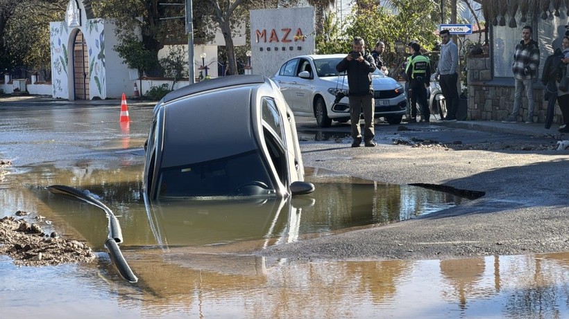 Yol çöktü, şoför aracıyla çukura düştü - Resim: 7