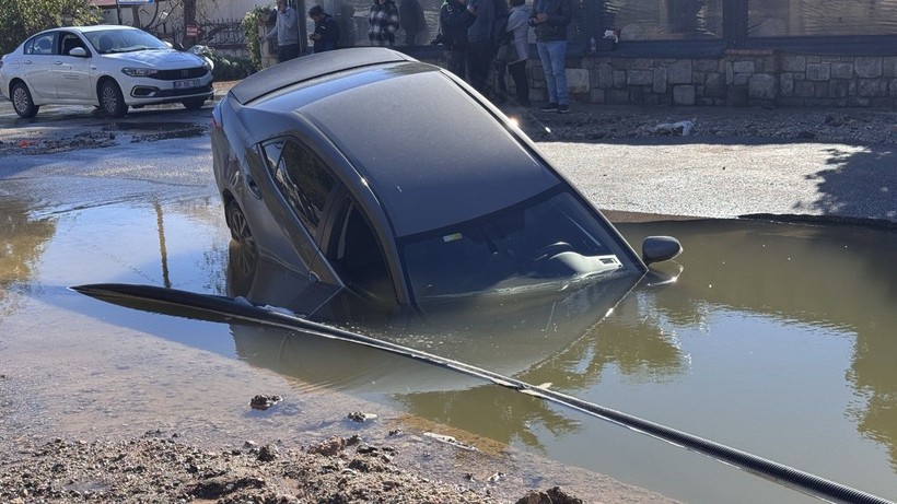 Yol çöktü, şoför aracıyla çukura düştü - Resim: 8