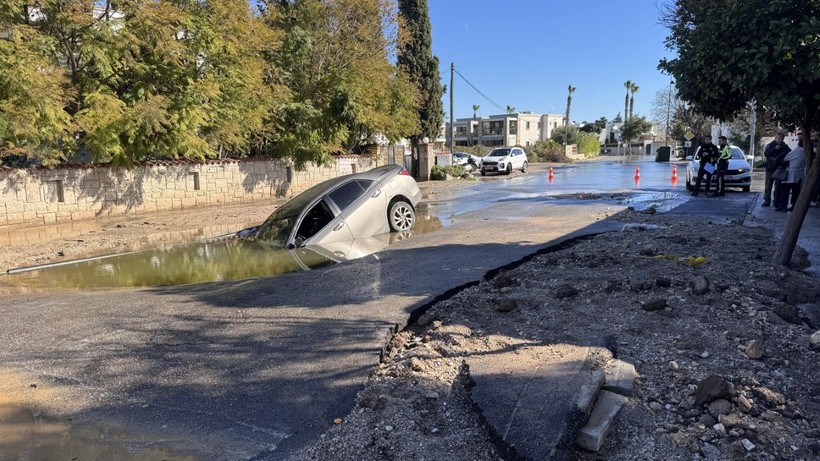 Yol çöktü, şoför aracıyla çukura düştü - Resim: 9