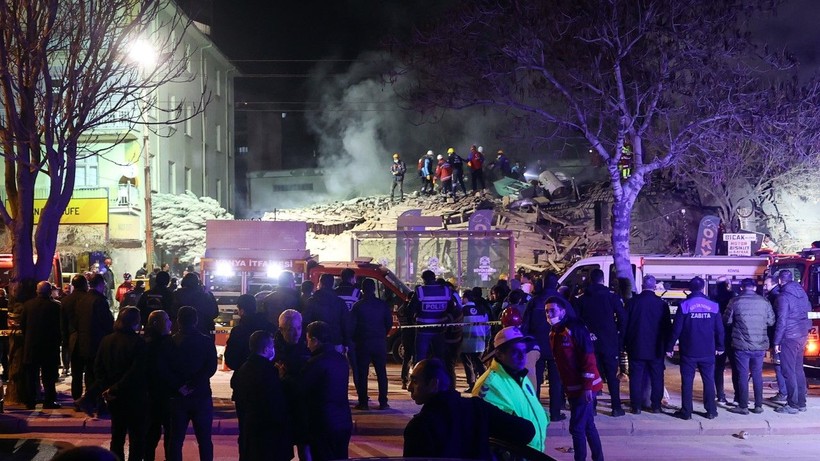 Konya'da bina çöktü: Olay yerinden ilk fotoğraflar - Resim: 33