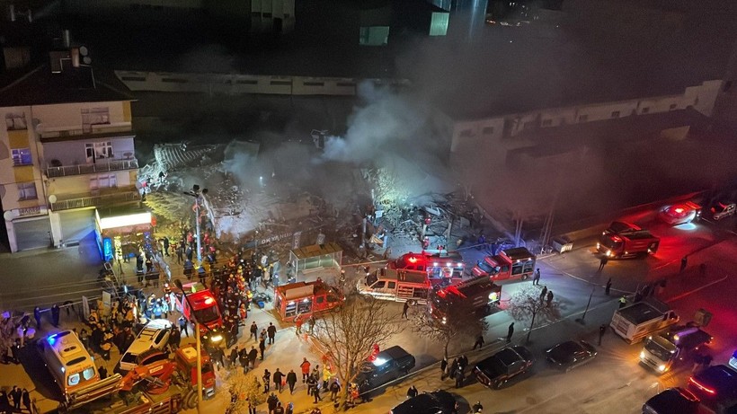 Konya'da bina çöktü: Olay yerinden ilk fotoğraflar - Resim: 19