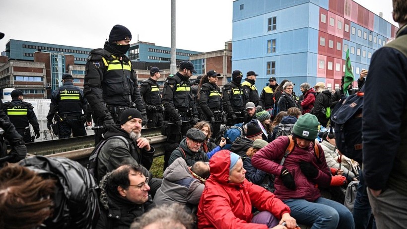 Yasaklanan protestoya müdahale: 190 gözaltı - Resim: 1